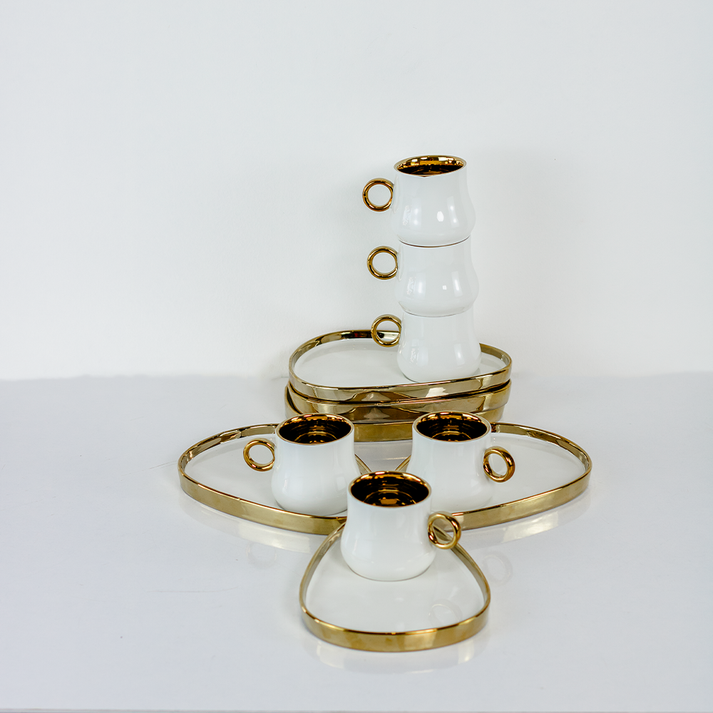 Chávenas de porcelana brancas com detalhes dourados elegantes para café e chá