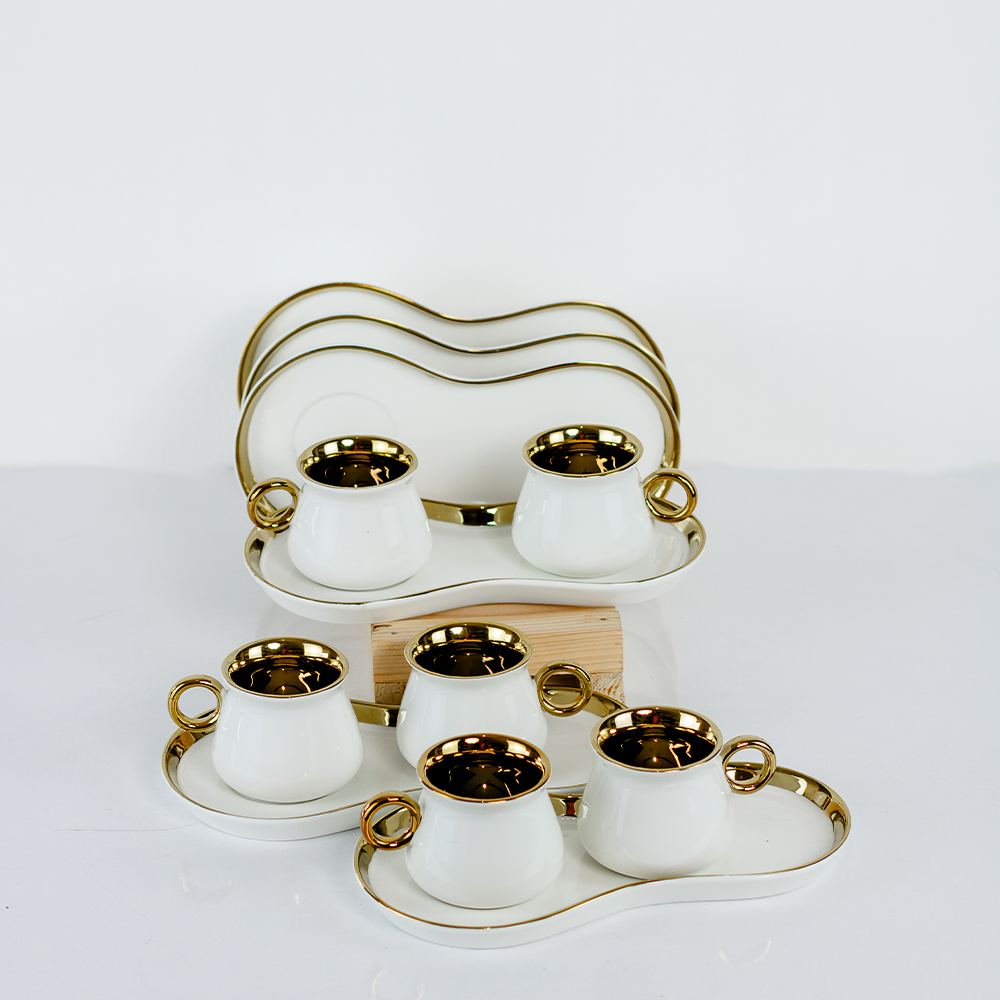 Chávenas de porcelana brancas com detalhes dourados elegantes para café e chá