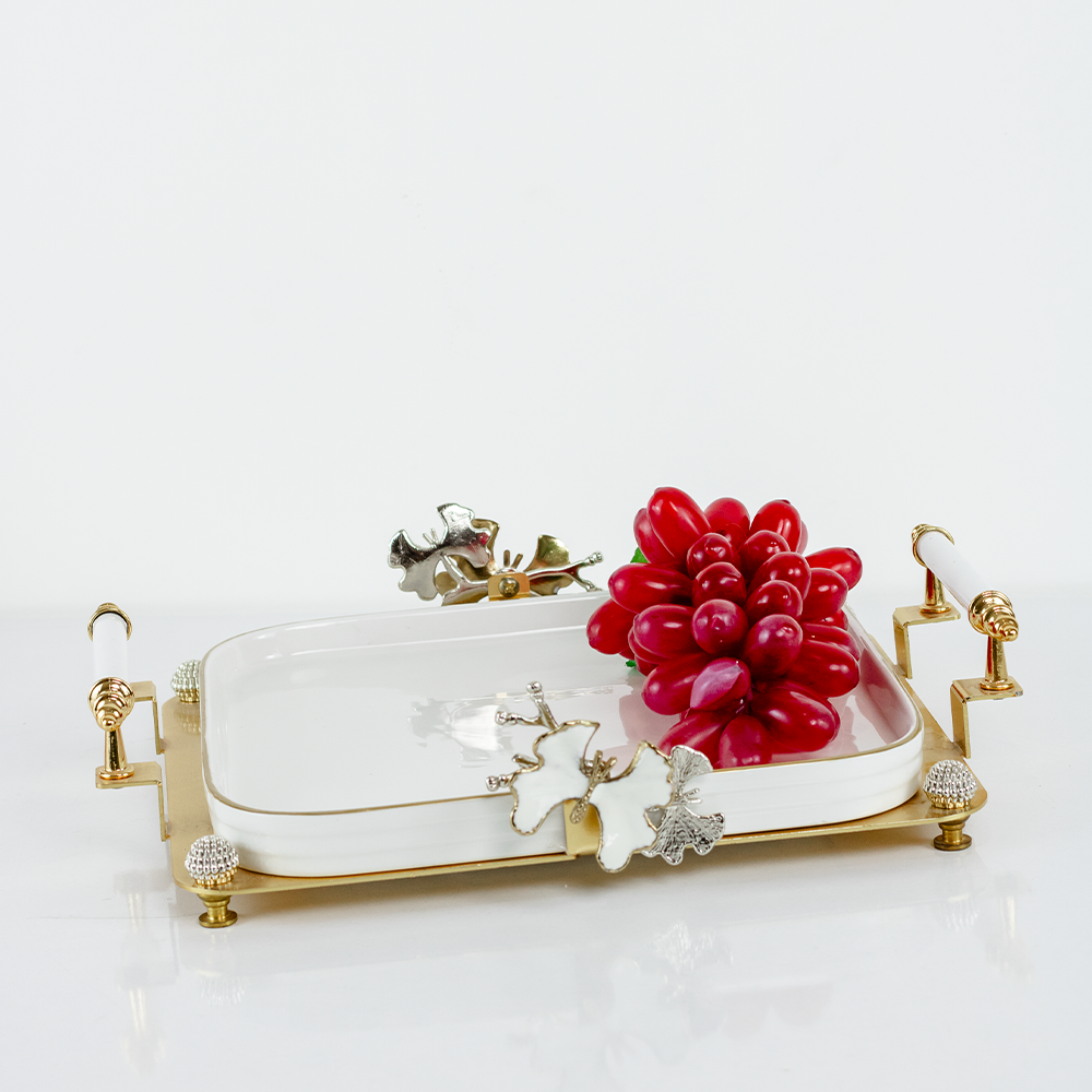 Bandeja branca de porcelana decorativa com detalhes dourados. Bandeja branca de porcelana com bordas douradas usada para decoração de mesa