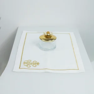 Guardanapo de pano com bordados dourados artesanal para mesa elegante