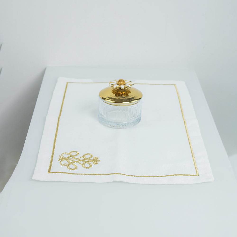 Guardanapo de pano com bordados dourados artesanal para mesa elegante