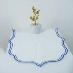 Caminho de mesa com bordados azul artesanal para decoração de mesa