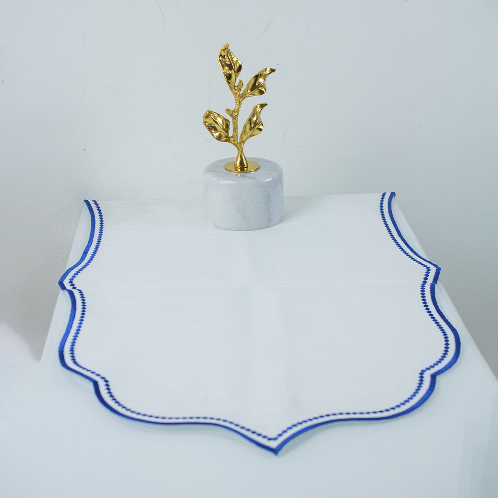 Caminho de mesa com bordados azul artesanal para decoração de mesa