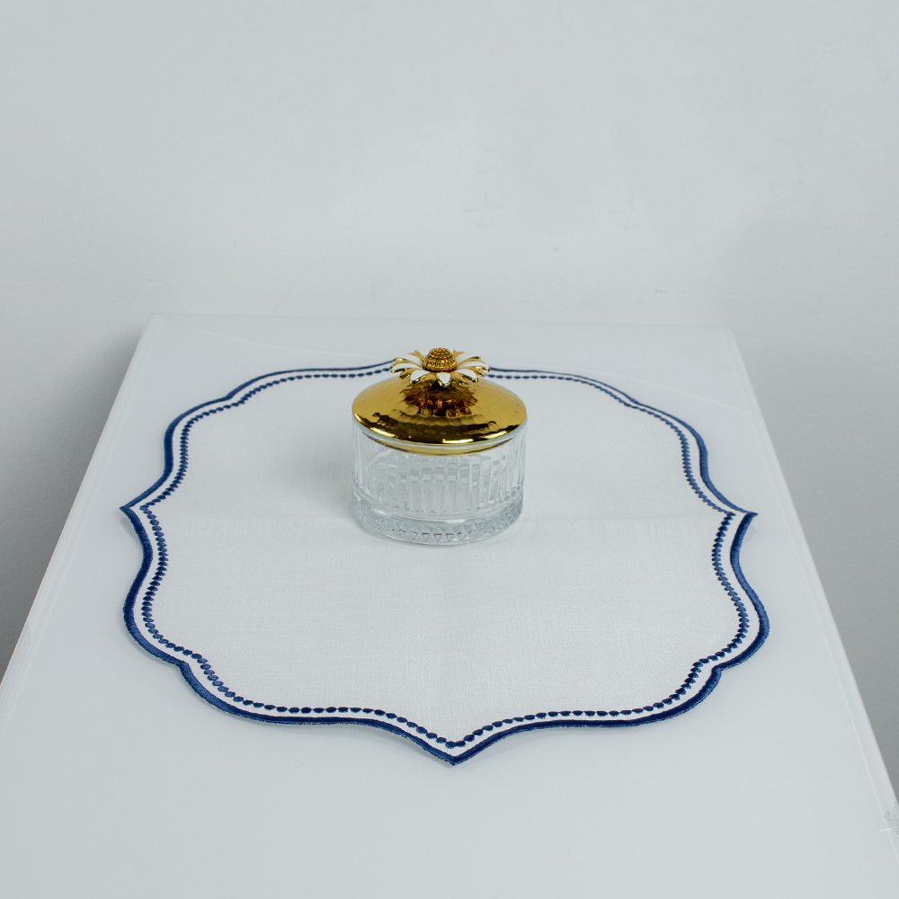 Base de pano com bordados azul artesanal para mesa e decoração