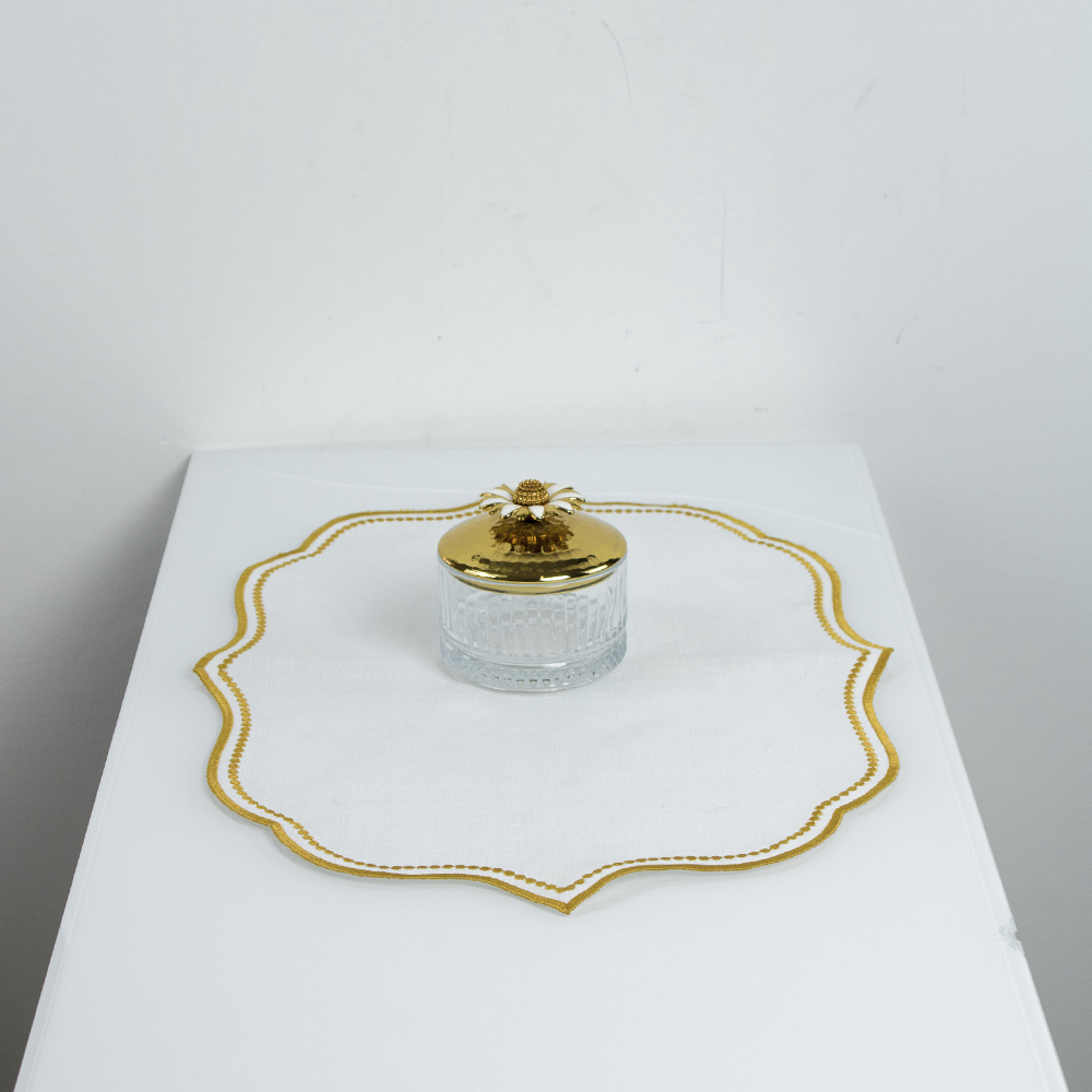 Base de pano com bordados dourados artesanal para mesa e decoração