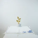 Caminho de mesa marinho com bordados azul artesanal para decoração elegante