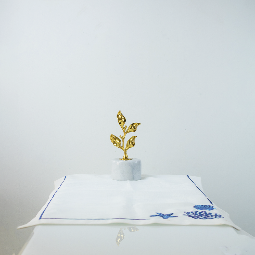 Caminho de Mesa Marinho com Bordados Azul Artesanal Caminho de mesa marinho com bordados azul artesanal para decoração elegante