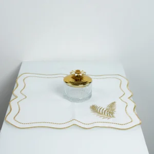 Base de pano com bordados dourados artesanal para mesa e decoração