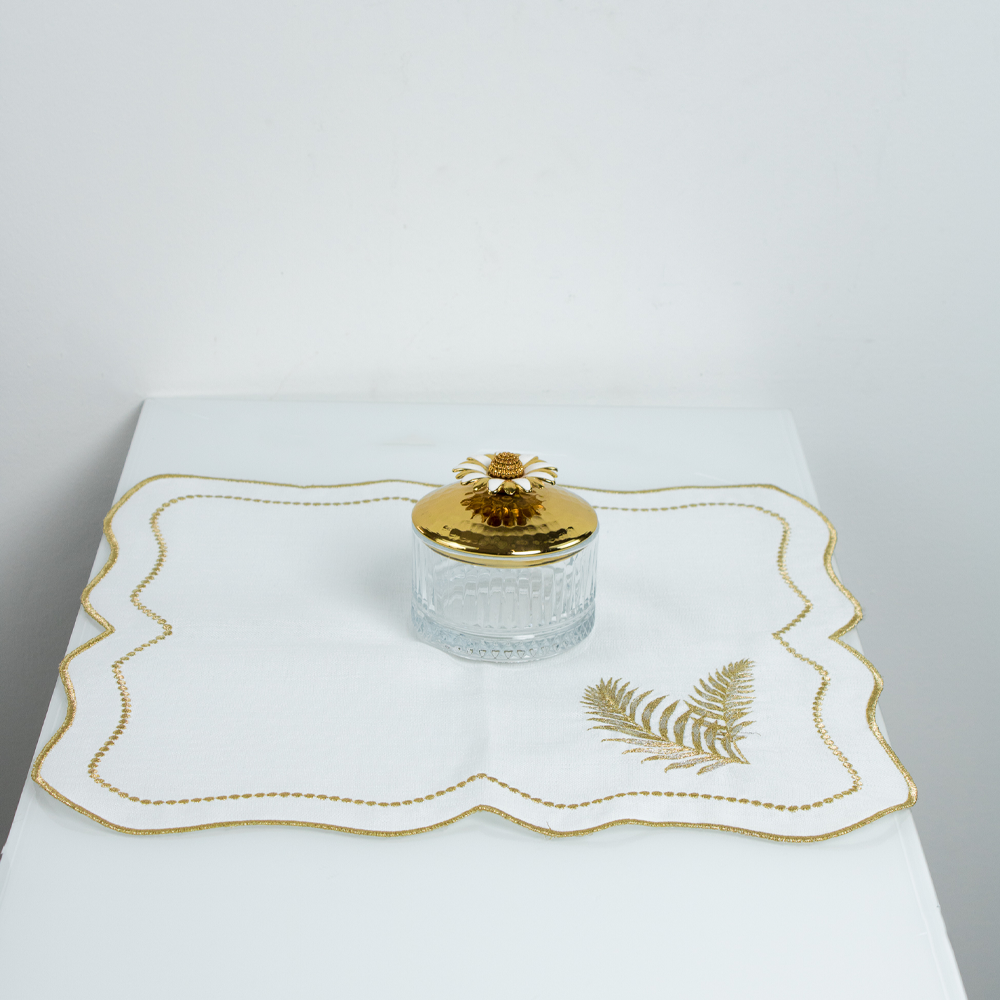 Base de pano com bordados dourados artesanal para mesa e decoração