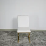 Cadeira branca com acabamento dourado para sala e escritório, design moderno e confortável