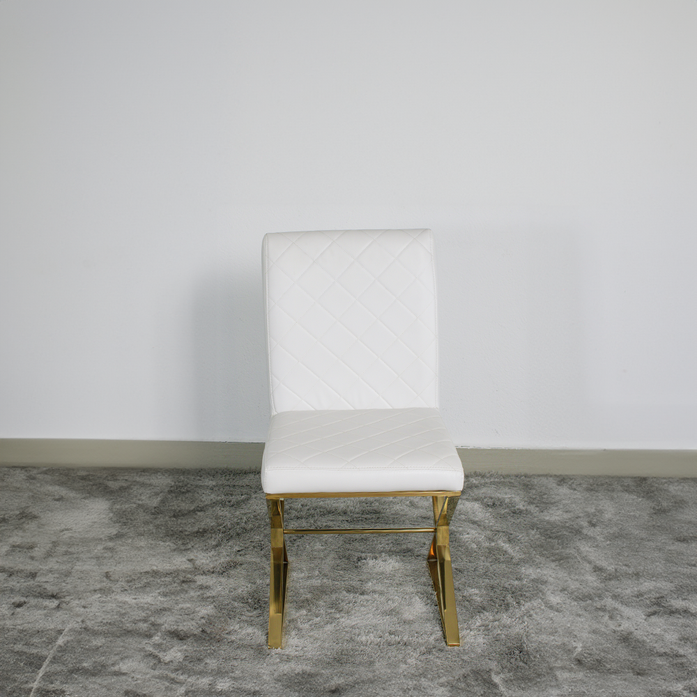 Cadeira branca com acabamento dourado para sala e escritório, design moderno e confortável